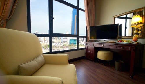 Superior Studio, 1 King Bed, City View