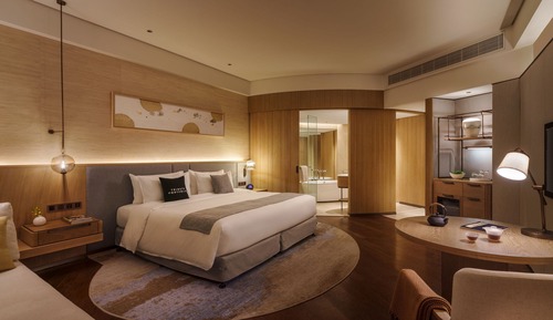 Deluxe Room, 1 King Bed, Balcony, City View