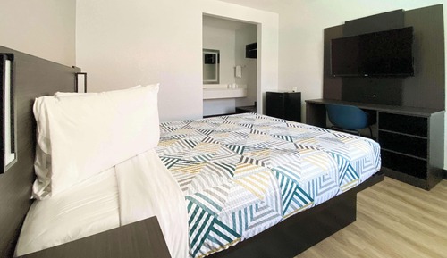 Deluxe Room, 1 Queen Bed, Non Smoking, Refrigerator & Microwave