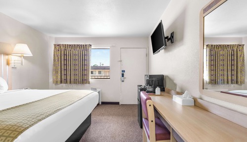 Room, 1 King Bed, Smoking
