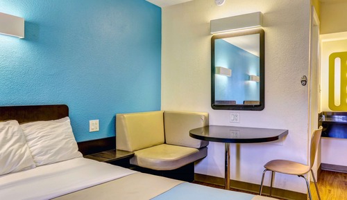 Deluxe Room, 1 Queen Bed, Smoking, Hot Tub
