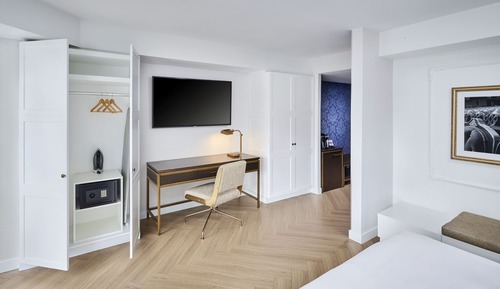 City Room, 1 King Bed
