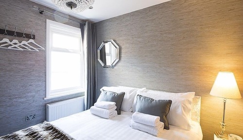 Basic Double Room, Ensuite, Garden View