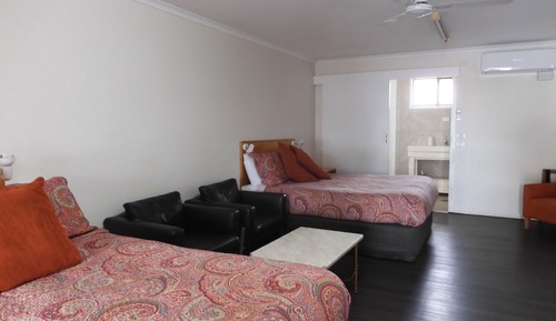 2 Queens Room