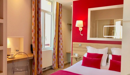 Chambre Quadruple Familiale, 1 grand lit et 1 canapé-lit, vue mer partielle