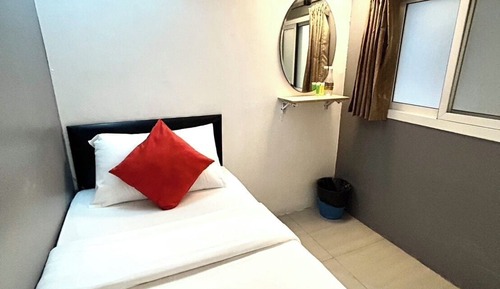 Basic Single Room with Shared Bathroom