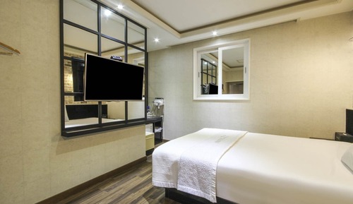 Comfort Room, 1 Queen Bed, Mountainside