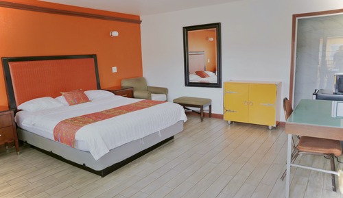 remodeled 1 king bed non-smoking