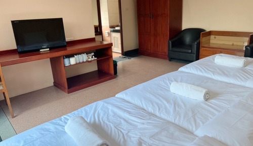 Family Room, Multiple Beds, Bathtub, Corner