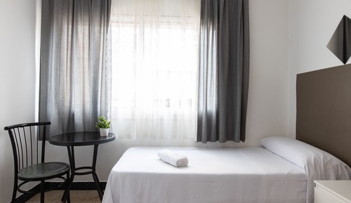 Basic Single Room, Shared Bathroom
