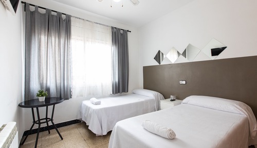 Basic Twin Room, Shared Bathroom