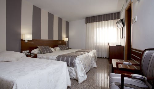 Habitación triple superior, cama de matrimonio y cama individual