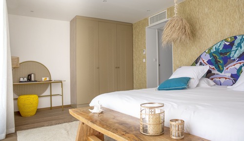 Signature Room, 1 King Bed, Terrace, Lagoon View (Chambre Bulle Signature)
