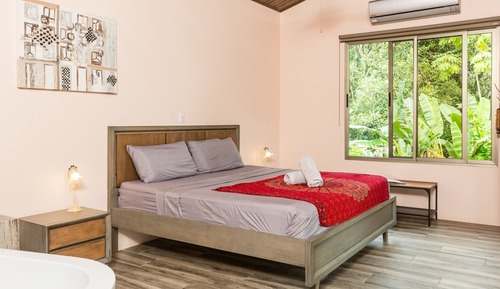 Deluxe Suite, 1 King Bed, Balcony