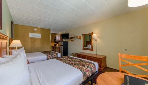 Efficiency Room, 2 Queen Beds, Kitchenette