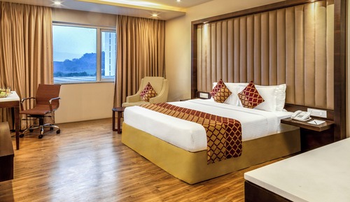 Grand Suite, Bathtub, City View