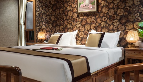 Deluxe Room, 1 King Bed, Pool View