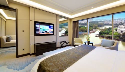 Deluxe Suite with Lake View