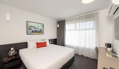 Paddock View King Room