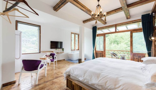 Deluxe Double Room with Bathtub