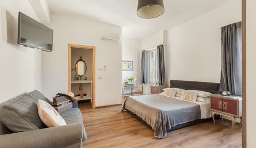 Deluxe Suite, 1 King Bed with Sofa bed, Private Bathroom