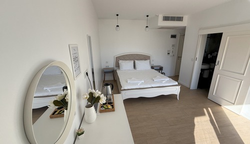 Deluxe Double Room (No4 Globe)
