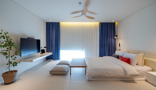 Standard Double Room (Randomly assigned)