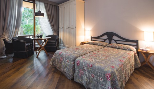 Deluxe Studio (2 Adults)