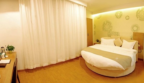 Signature King Room No Window