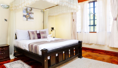 Deluxe Queen with Bathtub