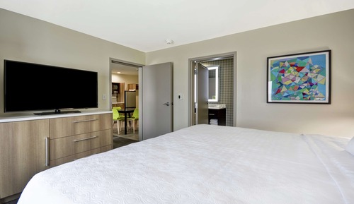 Suite, 1 King Bed, Accessible (Roll-In Shower)