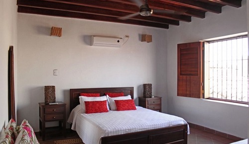 Classic Suite, 1 Queen Bed, Courtyard View