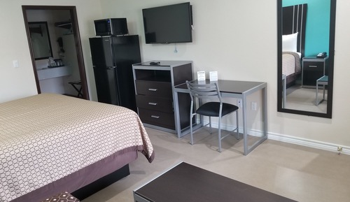 Single Room, 1 King Bed, Smoking, Refrigerator & Microwave