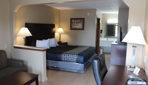 Deluxe Room, 1 King Bed, Refrigerator & Microwave, Poolside