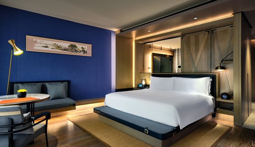 Club Room, 1 King Bed, Balcony (Sapphire)
