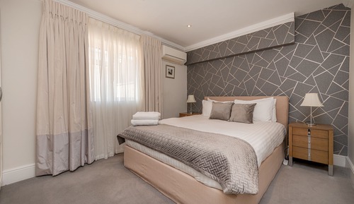 Superior One Bedroom Apartment 