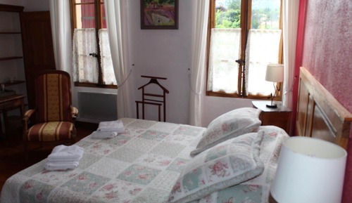 Comfort Double Room, Private Bathroom, Garden View (Chambre rose)