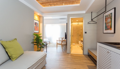 Deluxe Queen Suite