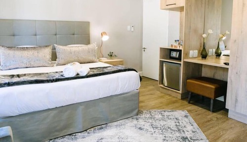 Room (Queen - Bath & Shower)