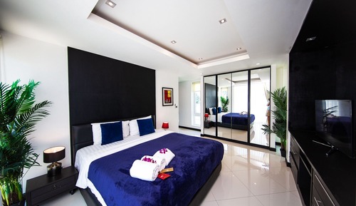 Four-Bedroom Villa with Private Pool and Spa Bath