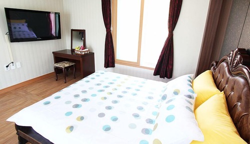 Room (306 307)