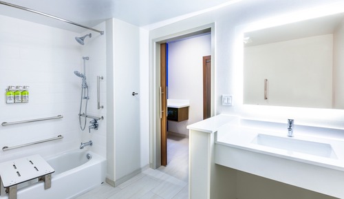 Standard Room, 2 Queen Beds, Accessible (Accessible Tub)