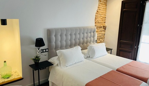 Twin Room (Nieves)