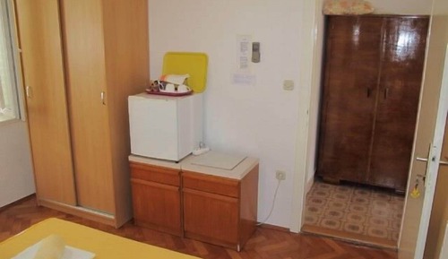 Room (S2)