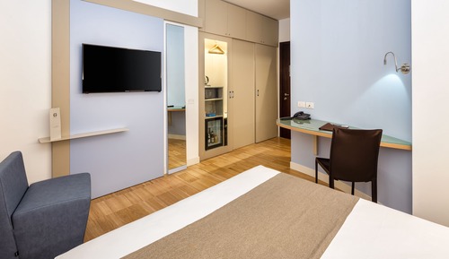 Double Room (Premiere)