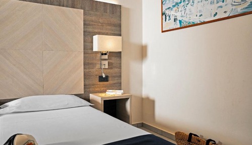 Single Room (with Child)