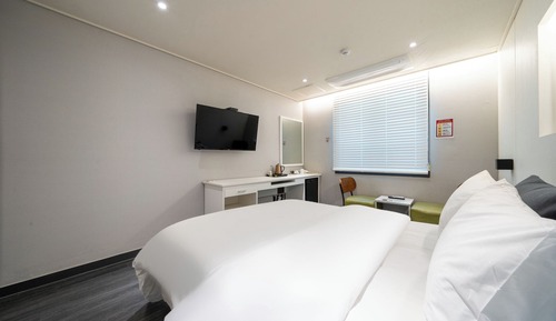 Deluxe Double - Breakfast for 1 (not available on Sundays), Free access to Netflix, laundry, fitness