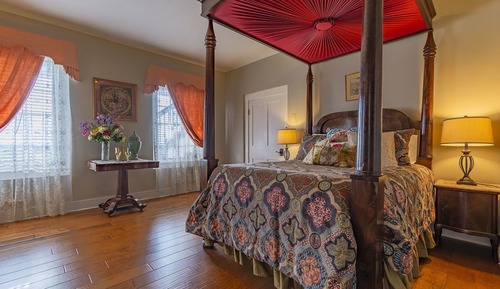 Suite, 1 Queen Bed, Non Smoking (Turning Angel Guestroom)