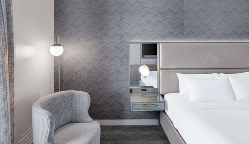 Room, 1 Queen Bed, Accessible (Petite, Roll-In Shower)