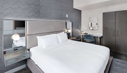 Suite, 1 King Bed, Business Lounge Access (Petite Lounge)